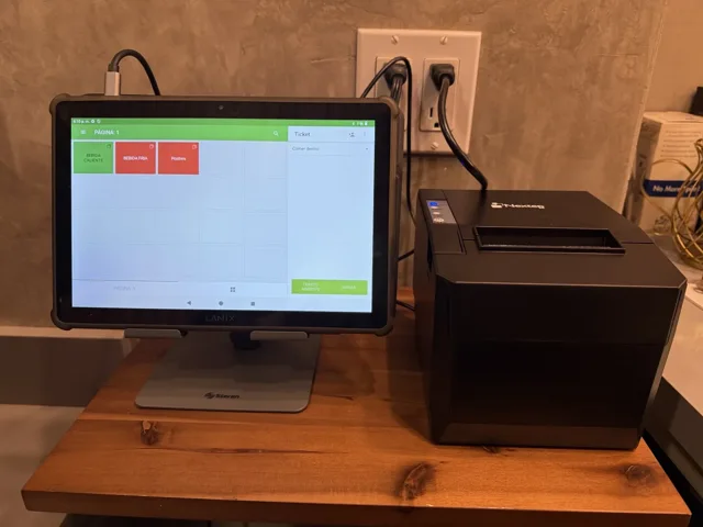 Punto de venta con tableta e impresora